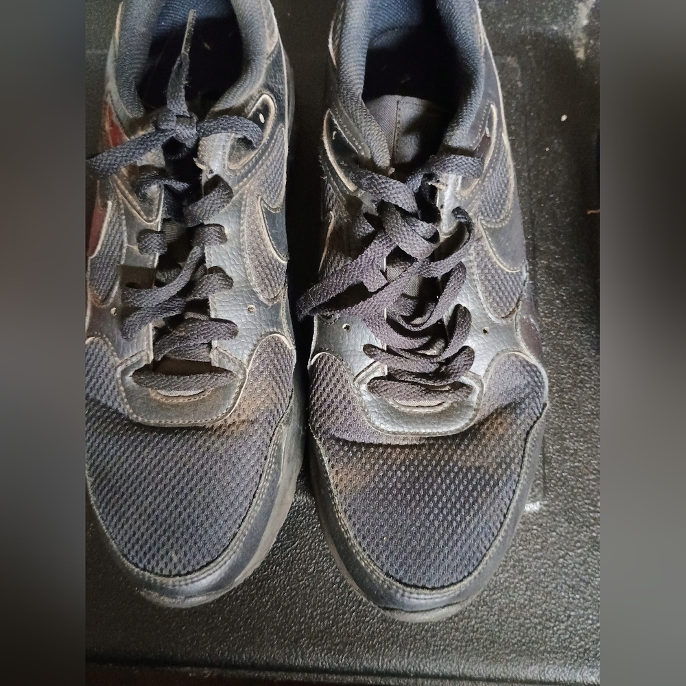 Nike shoes black